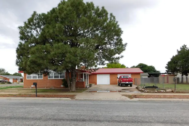 Front exterior — 122 W 16th Street, Muleshoe, TX 79347