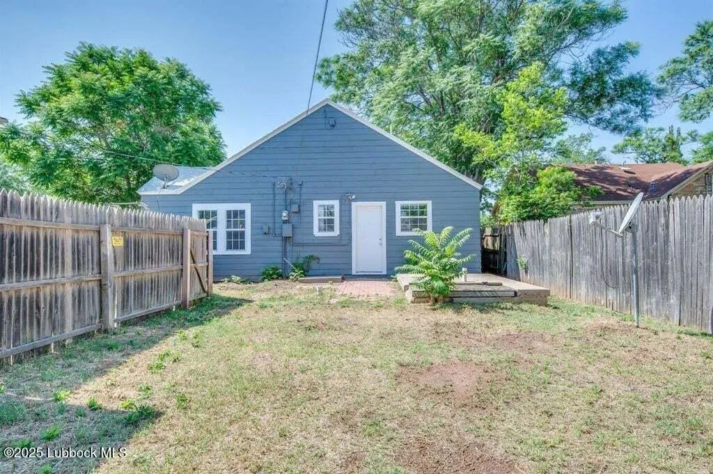 Photo 18 — 1910 26th Street, Lubbock, TX 79411
