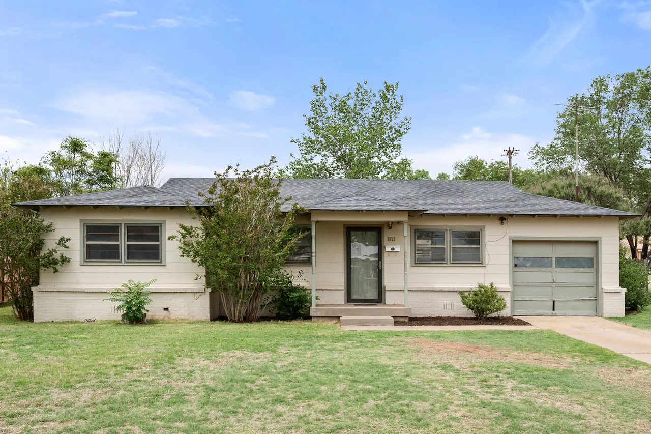 Photo 2 — 811 Zephyr Street, Plainview, TX 79072