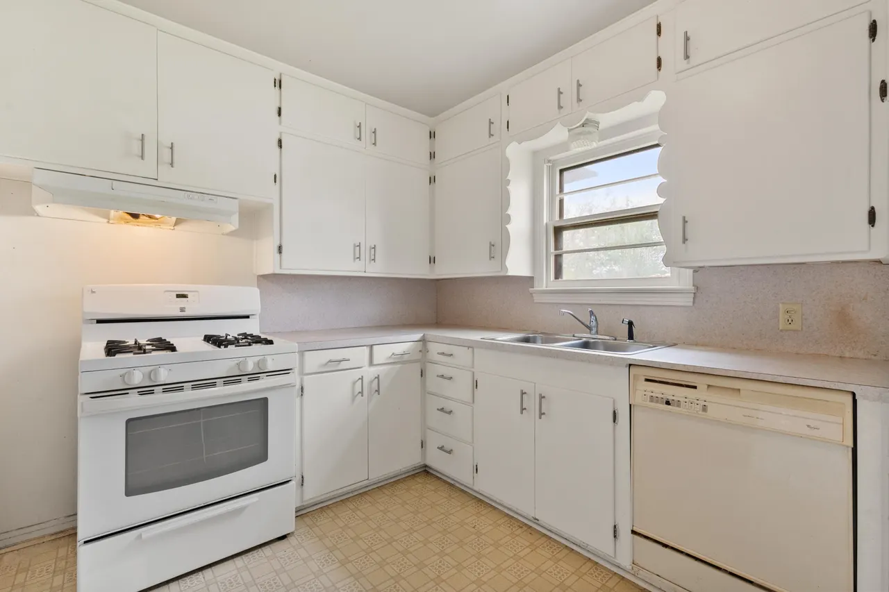 Photo 11 — 811 Zephyr Street, Plainview, TX 79072
