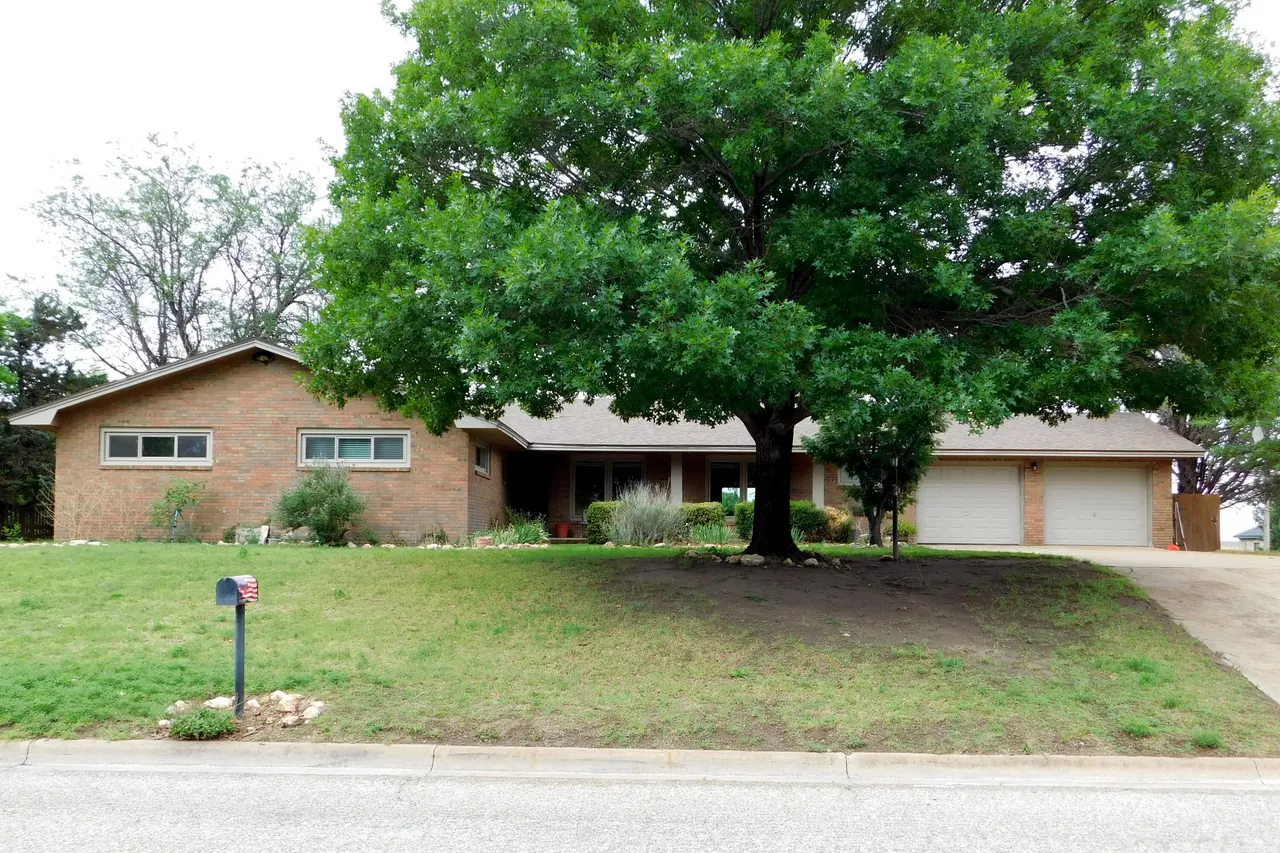 Front exterior — 1819 W Ave H, Muleshoe, TX 79347