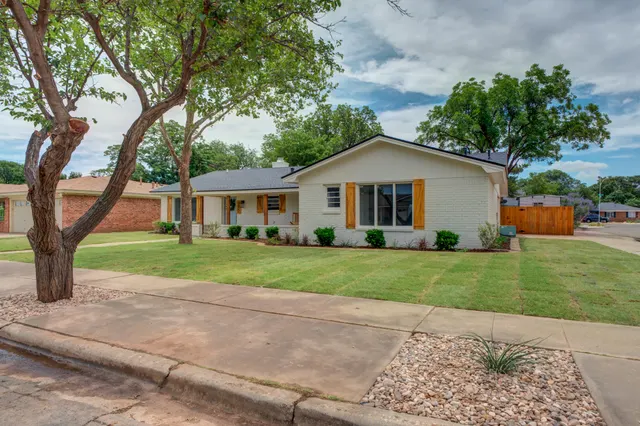 Photo 2 — 2627 74th Place, Lubbock, TX 79423