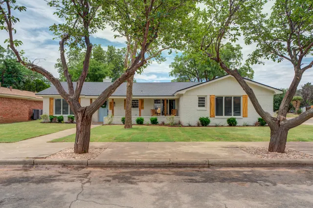 Photo 4 — 2627 74th Place, Lubbock, TX 79423