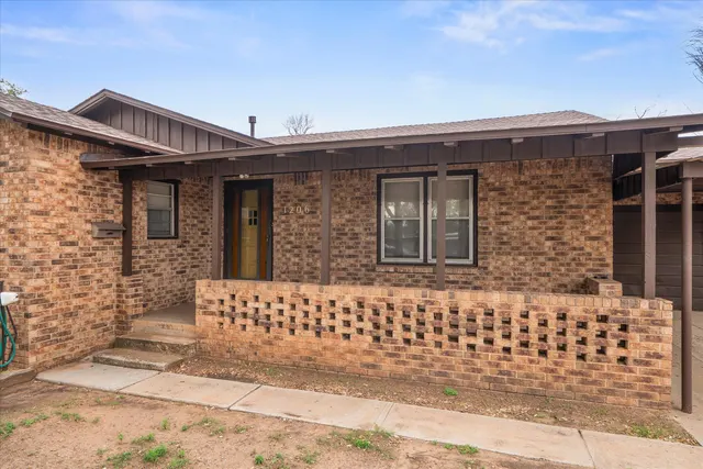 Photo 2 — 1206 Avenue J, Levelland, TX 79336