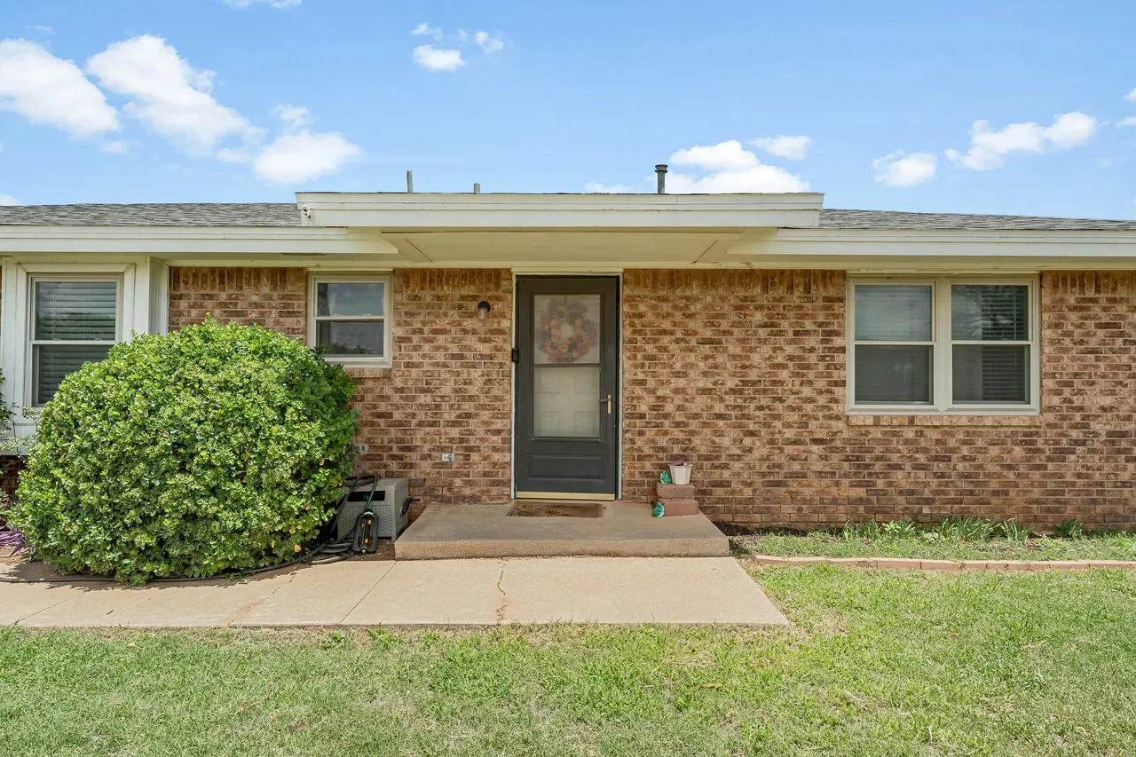 Photo 3 — 1030 W Panhandle Street, Slaton, TX 79364