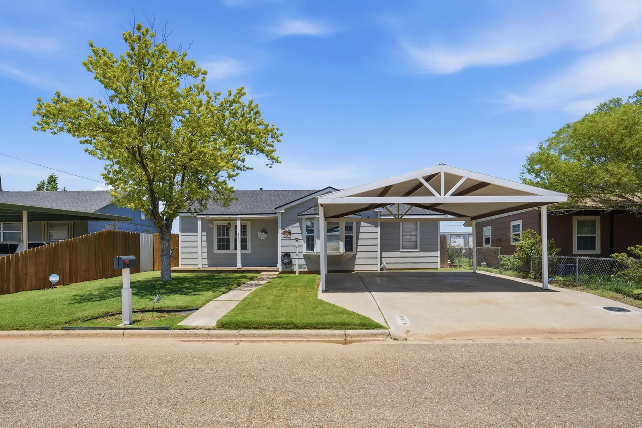 Front exterior — 2104 W 26th Street, Plainview, TX 79072