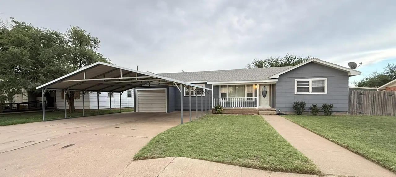 Photo 2 — 1216 Avenue M, Ralls, TX 79357