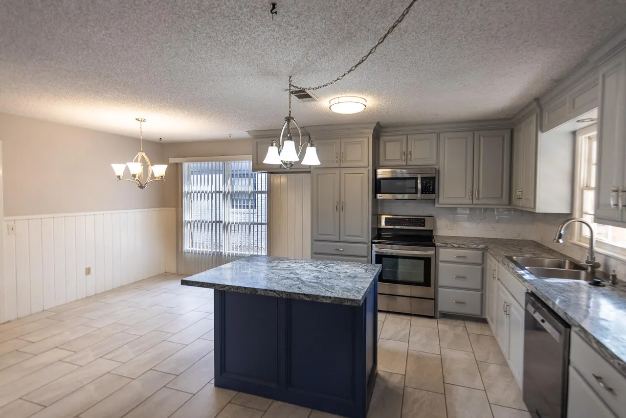 Photo 9 — 6805 Avenue W, Lubbock, TX 79412