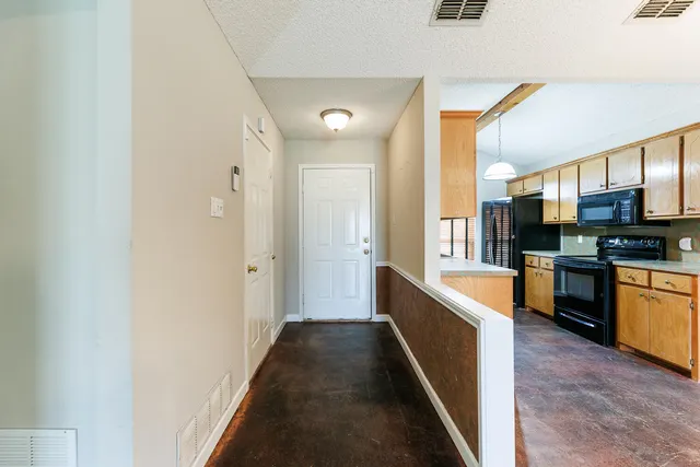 Photo 4 — 6301 33rd Street, Lubbock, TX 79407