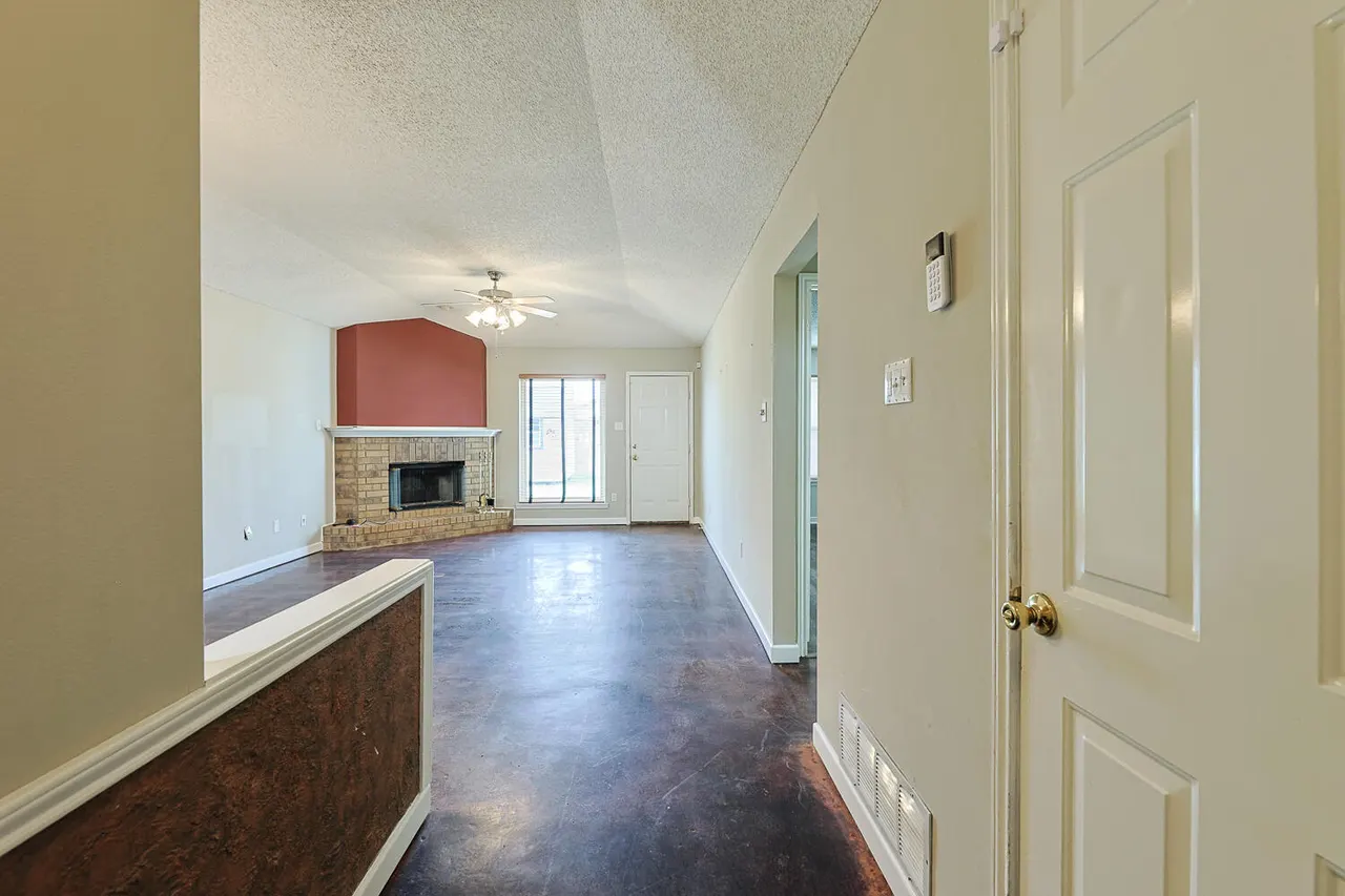 Photo 5 — 6301 33rd Street, Lubbock, TX 79407
