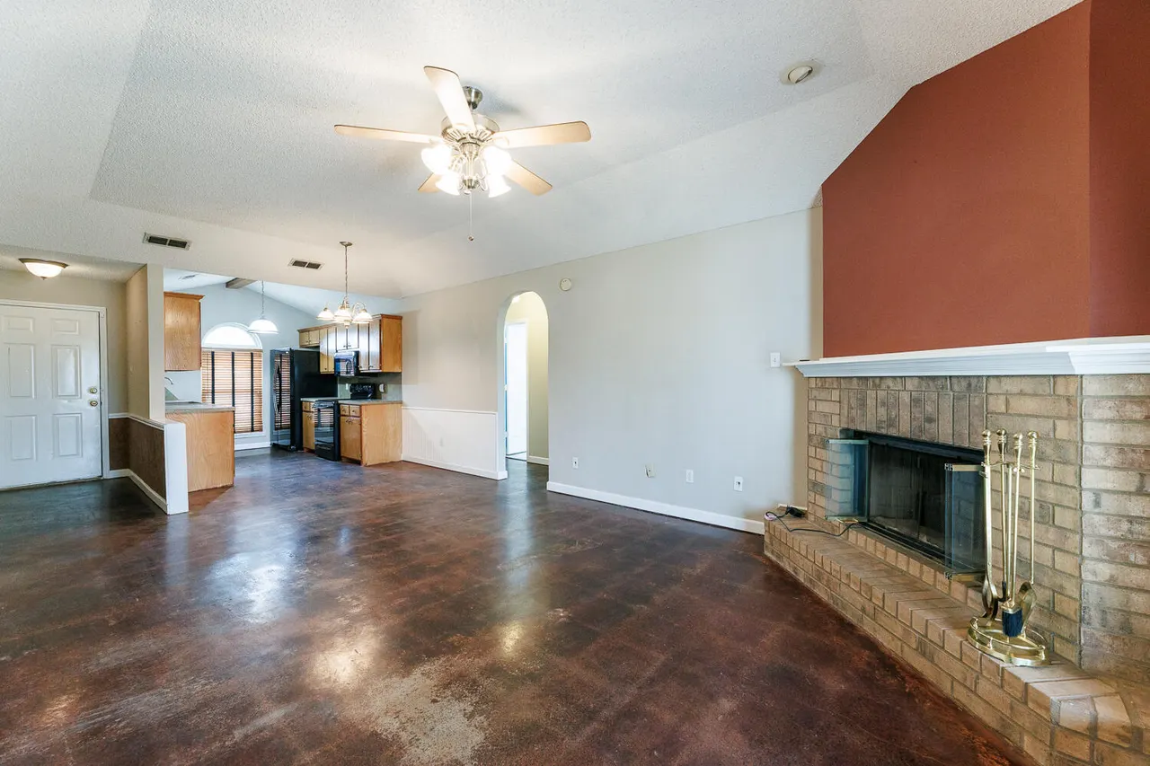 Photo 9 — 6301 33rd Street, Lubbock, TX 79407