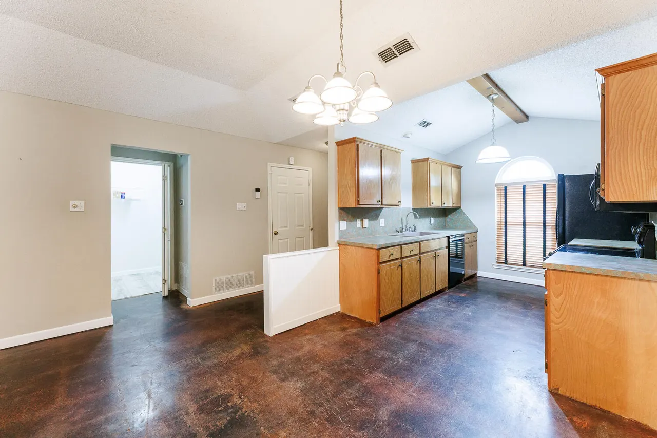 Photo 10 — 6301 33rd Street, Lubbock, TX 79407