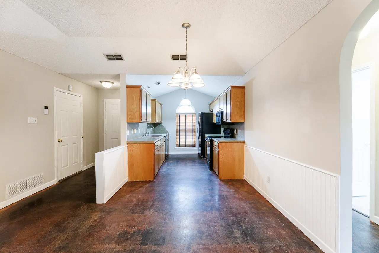 Photo 11 — 6301 33rd Street, Lubbock, TX 79407
