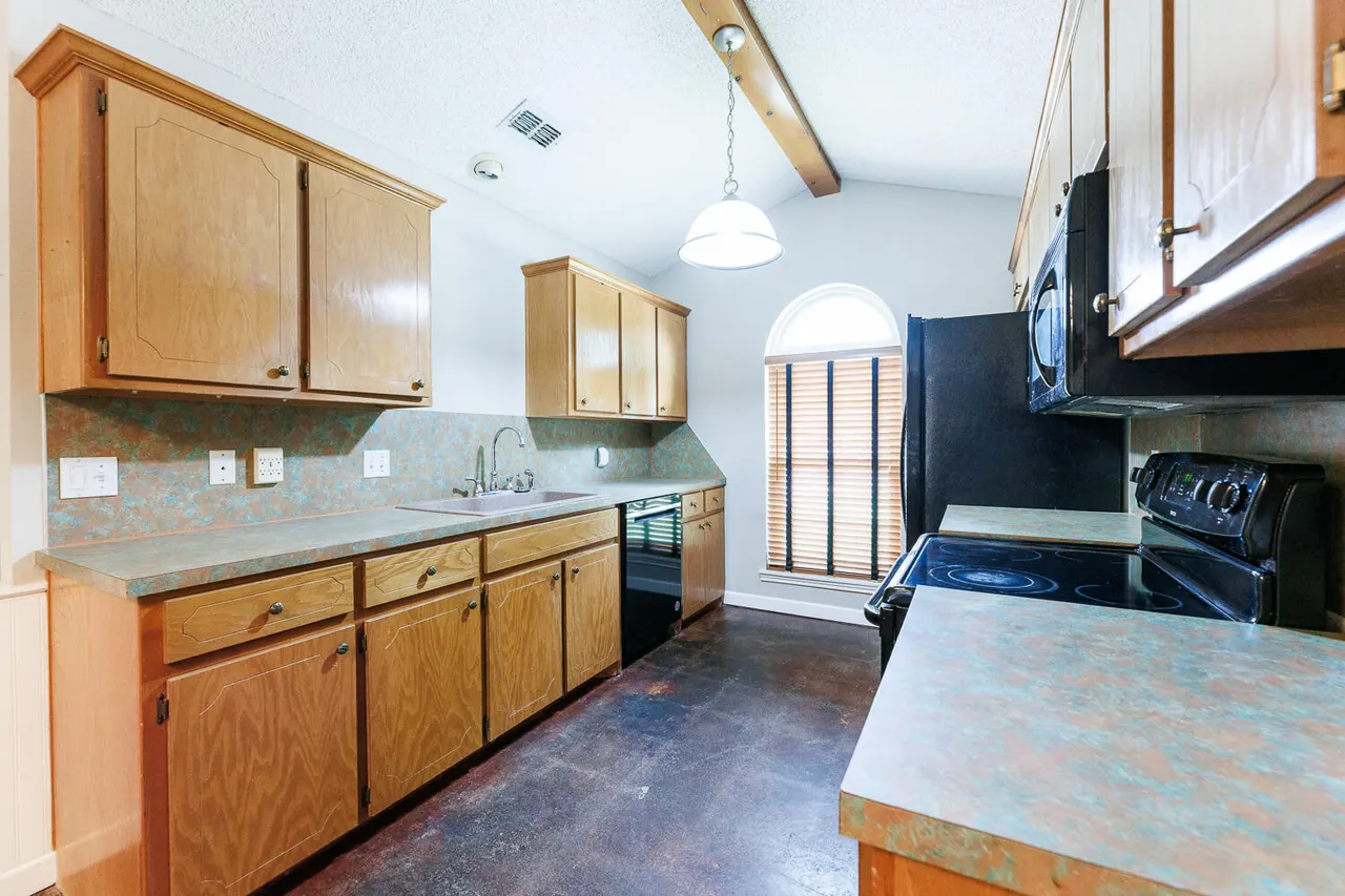 Photo 13 — 6301 33rd Street, Lubbock, TX 79407