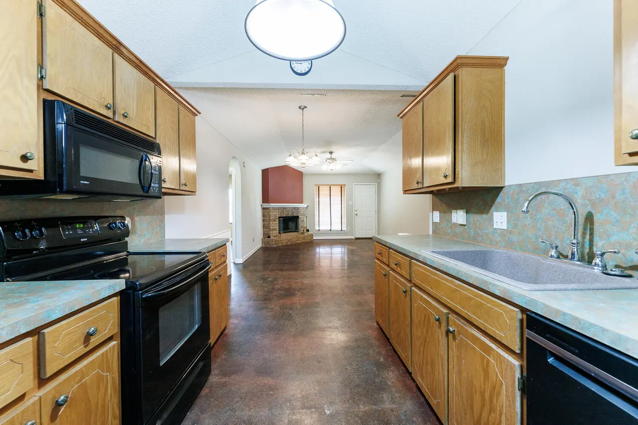 Photo 17 — 6301 33rd Street, Lubbock, TX 79407