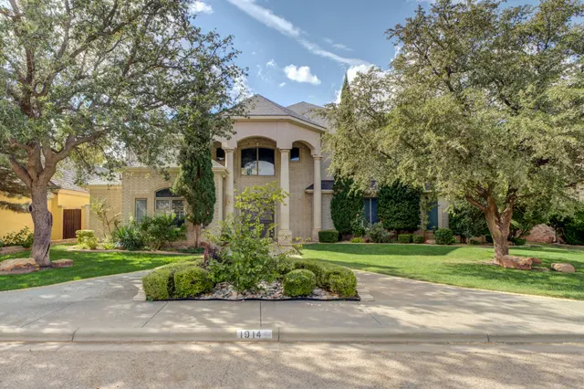 Photo 2 — 1914 Aberdeen Avenue, Lubbock, TX 79407