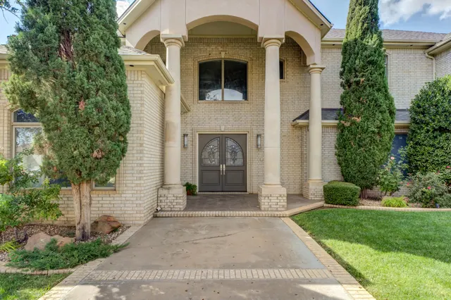 Photo 5 — 1914 Aberdeen Avenue, Lubbock, TX 79407