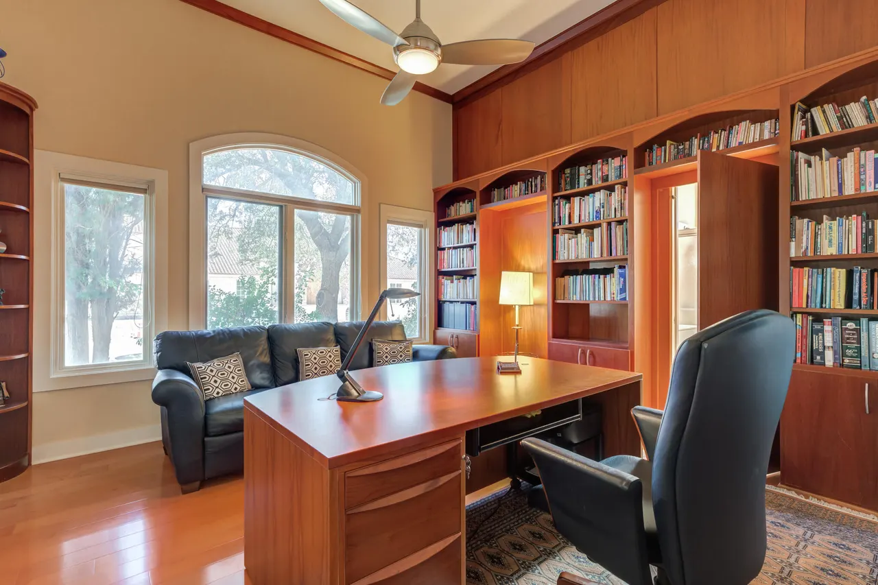 Photo 14 — 1914 Aberdeen Avenue, Lubbock, TX 79407