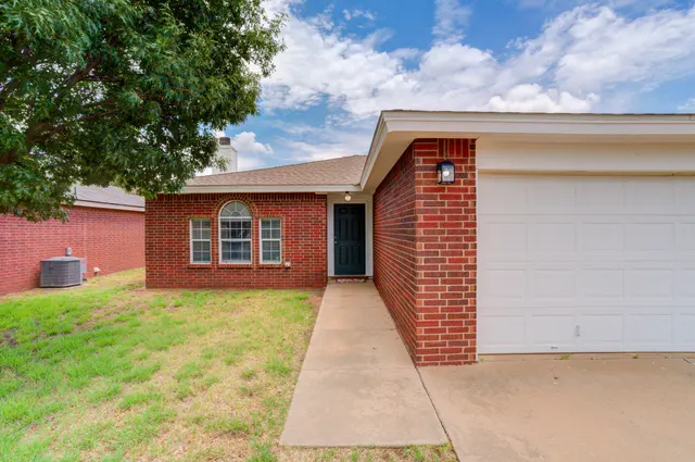 Photo 2 — 805 Grover Avenue, Lubbock, TX 79416