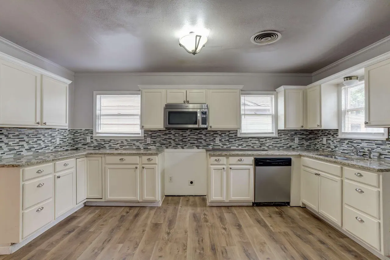 Photo 12 — 2206 32nd Street, Lubbock, TX 79411