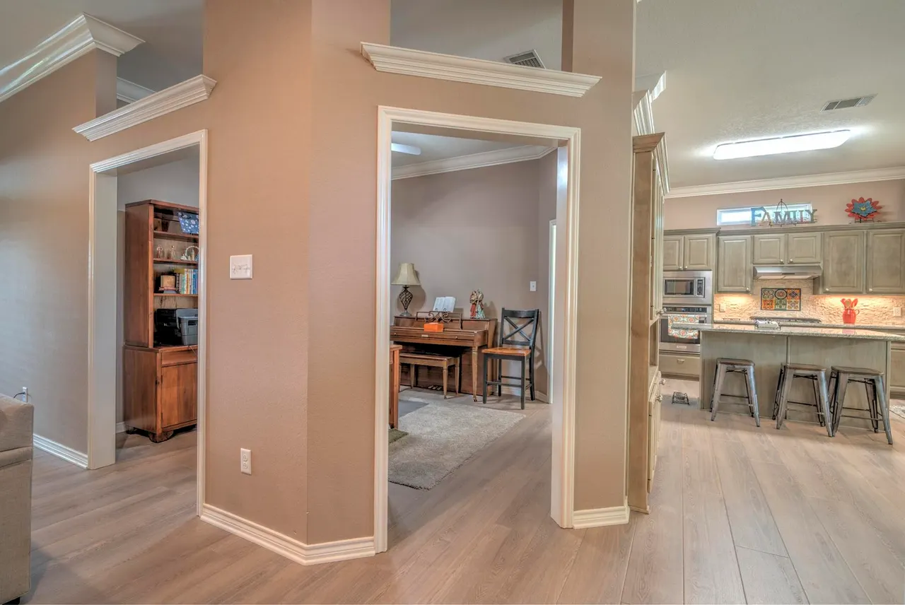 Photo 8 — 10302 York Avenue, Lubbock, TX 79424