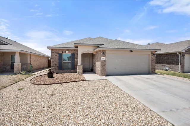 Photo 3 — 3716 Oakridge Avenue, Lubbock, TX 79407