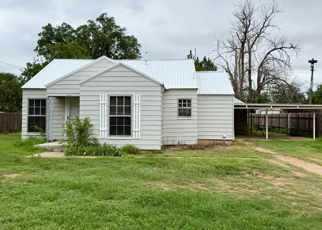 Front exterior — 203 S Grain Avenue, Crosbyton, TX 79322
