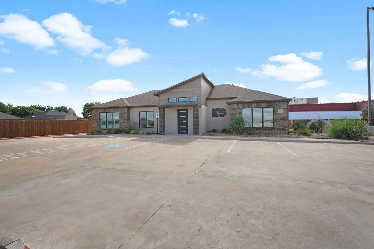 Photo 4 — 8009 Genoa Avenue, Lubbock, TX 79424
