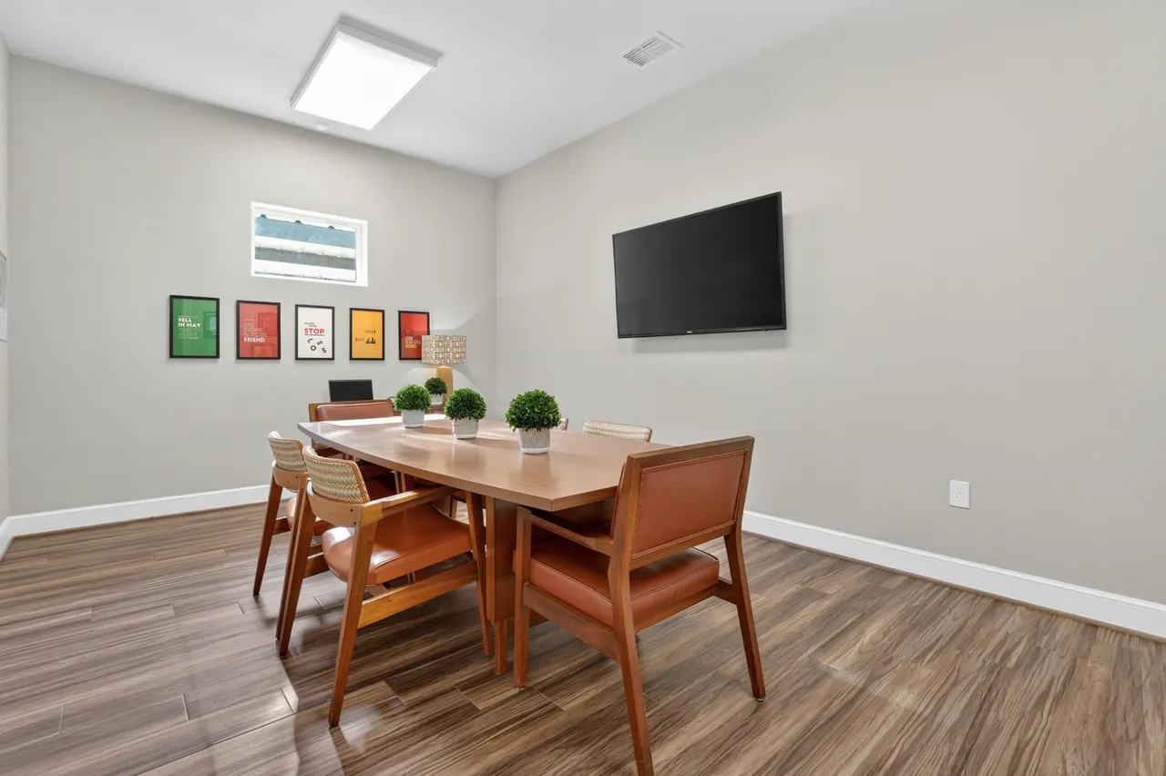 Photo 11 — 8009 Genoa Avenue, Lubbock, TX 79424
