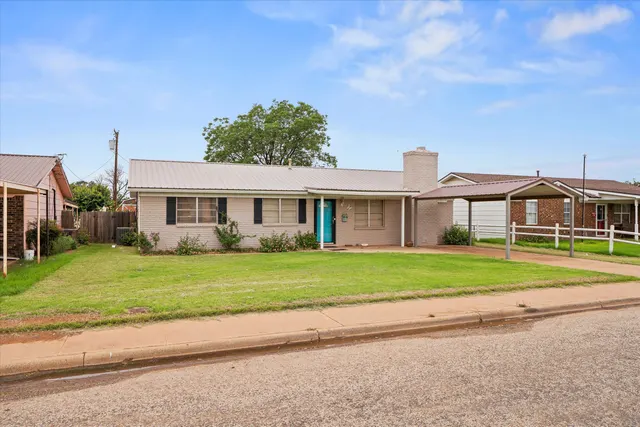 Photo 3 — 613 N B Street, Brownfield, TX 79316