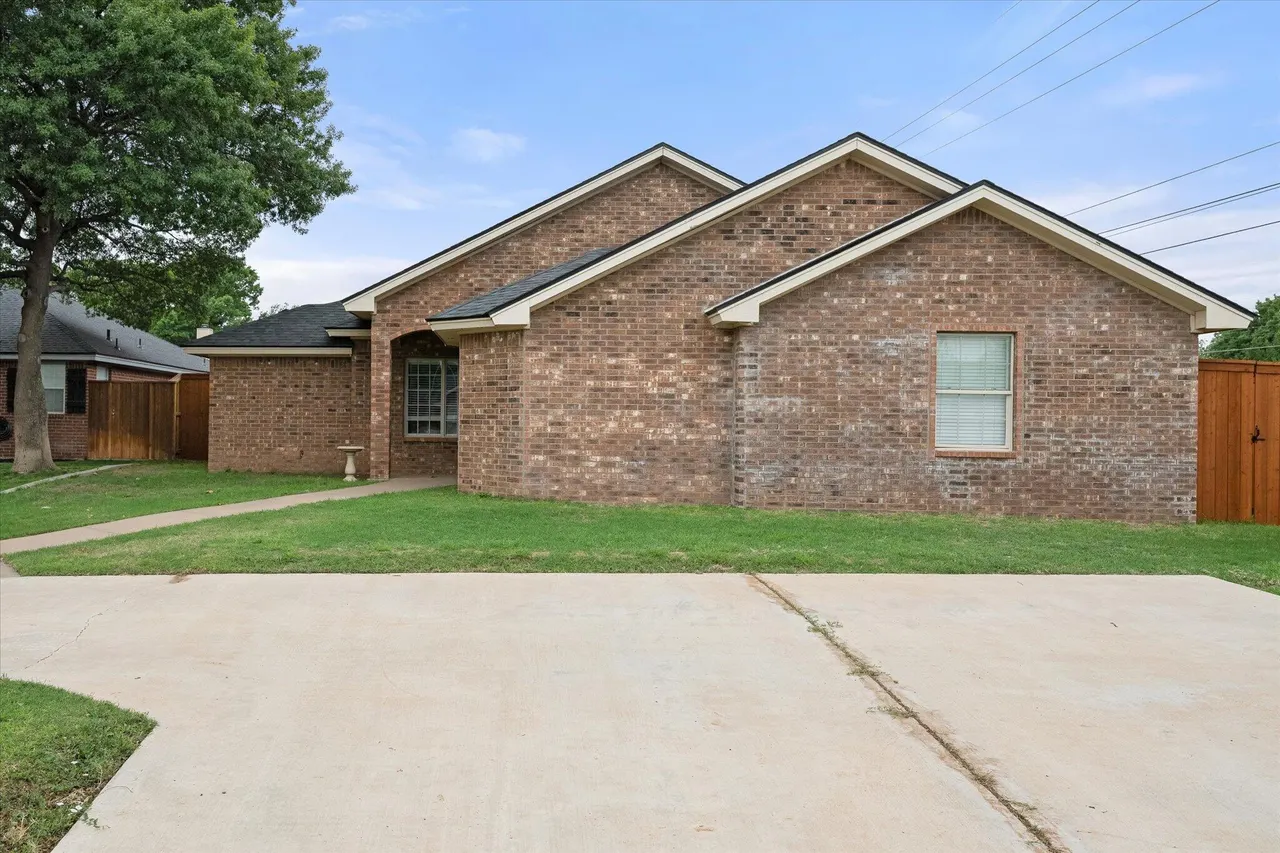 Photo 3 — 8202 Clinton Avenue, Lubbock, TX 79424