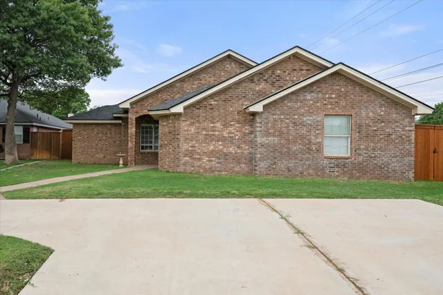 Photo 3 — 8202 Clinton Avenue, Lubbock, TX 79424