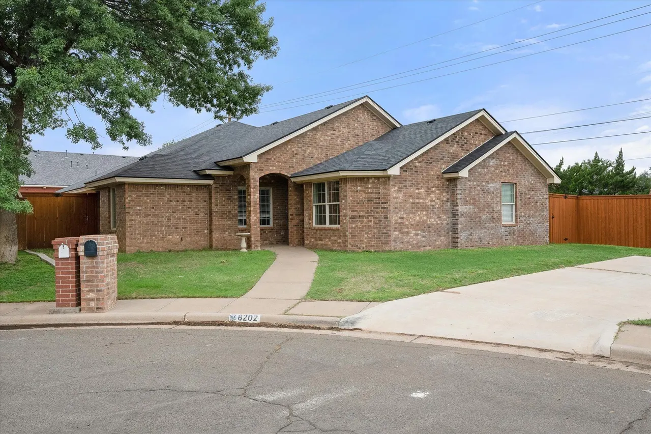 Photo 2 — 8202 Clinton Avenue, Lubbock, TX 79424