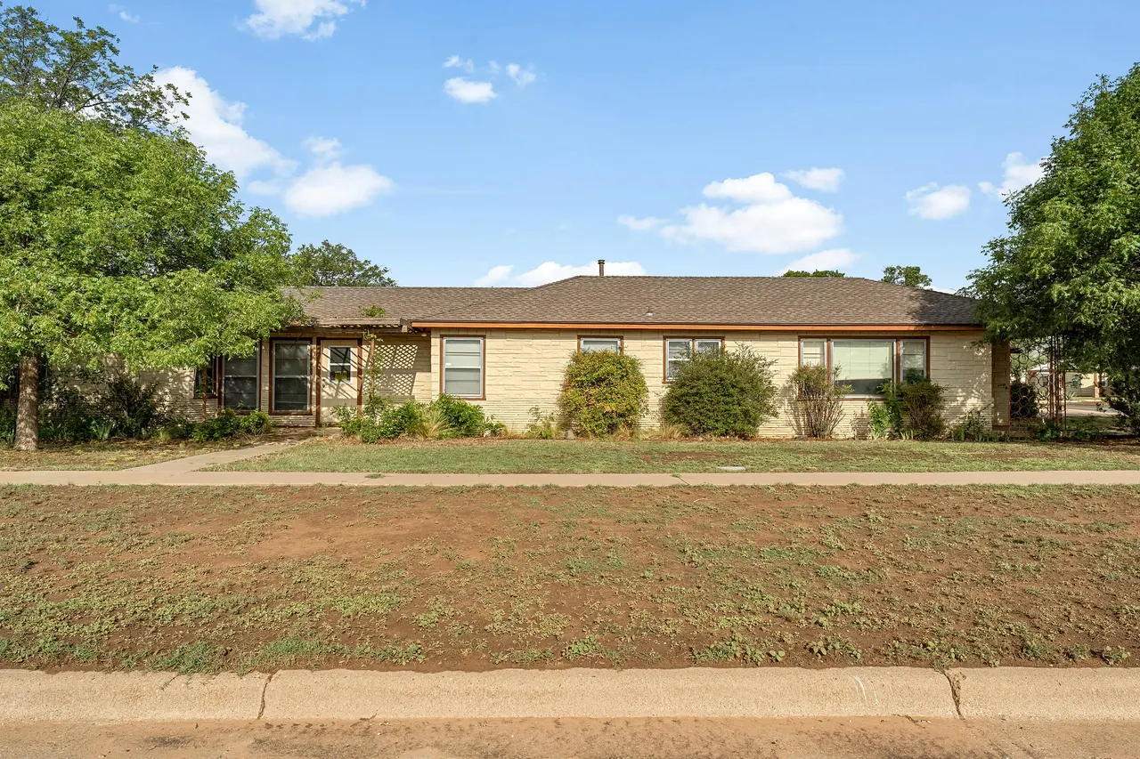 Photo 2 — 202 11th Street, Levelland, TX 79336