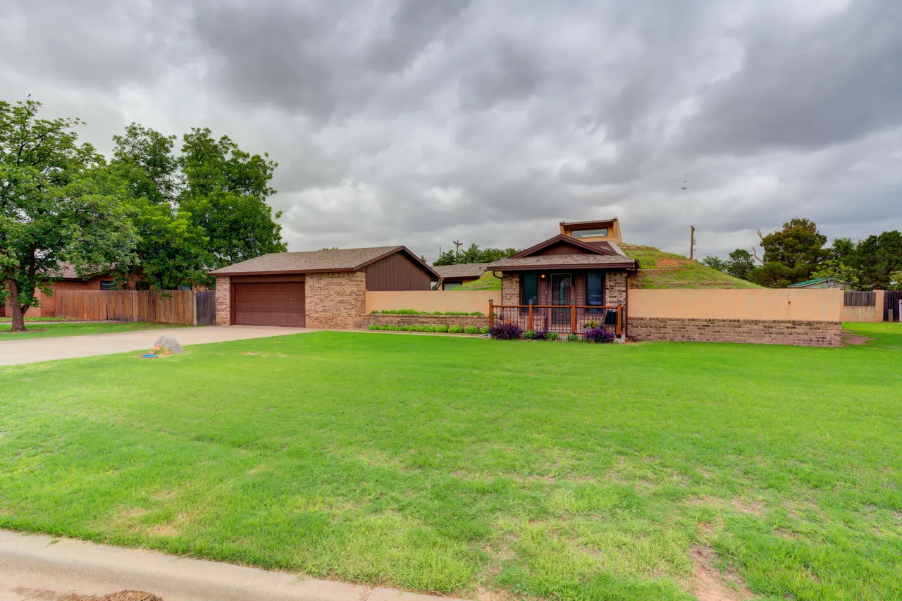 Photo 2 — 707 W 8th Street, Idalou, TX 79329