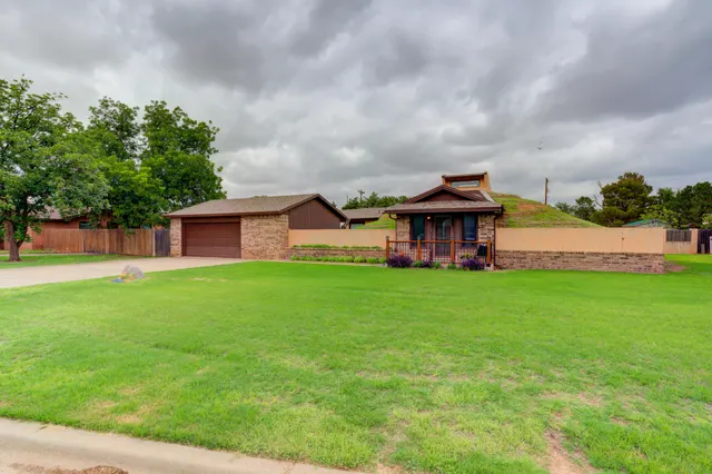 Photo 2 — 707 W 8th Street, Idalou, TX 79329