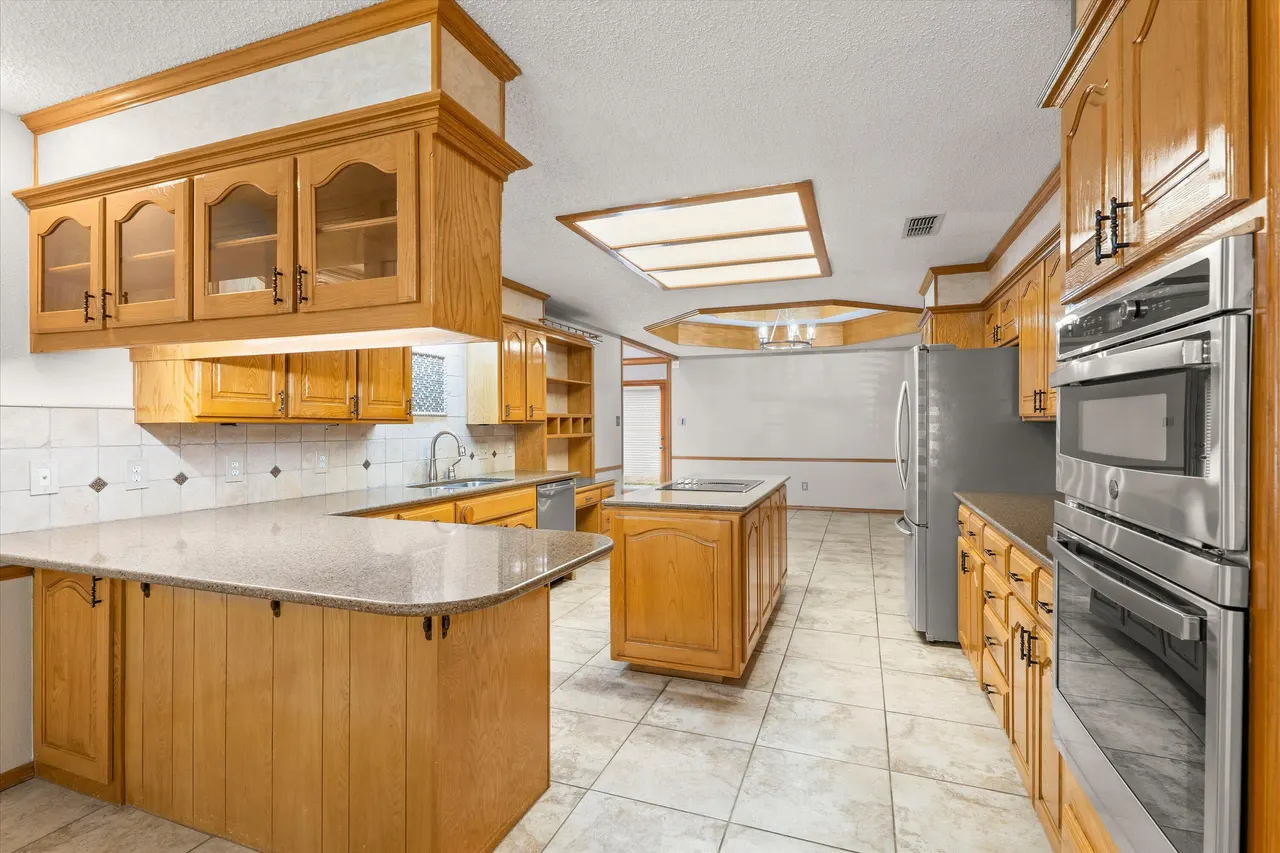 Photo 13 — 8605 Richmond Avenue, Lubbock, TX 79424