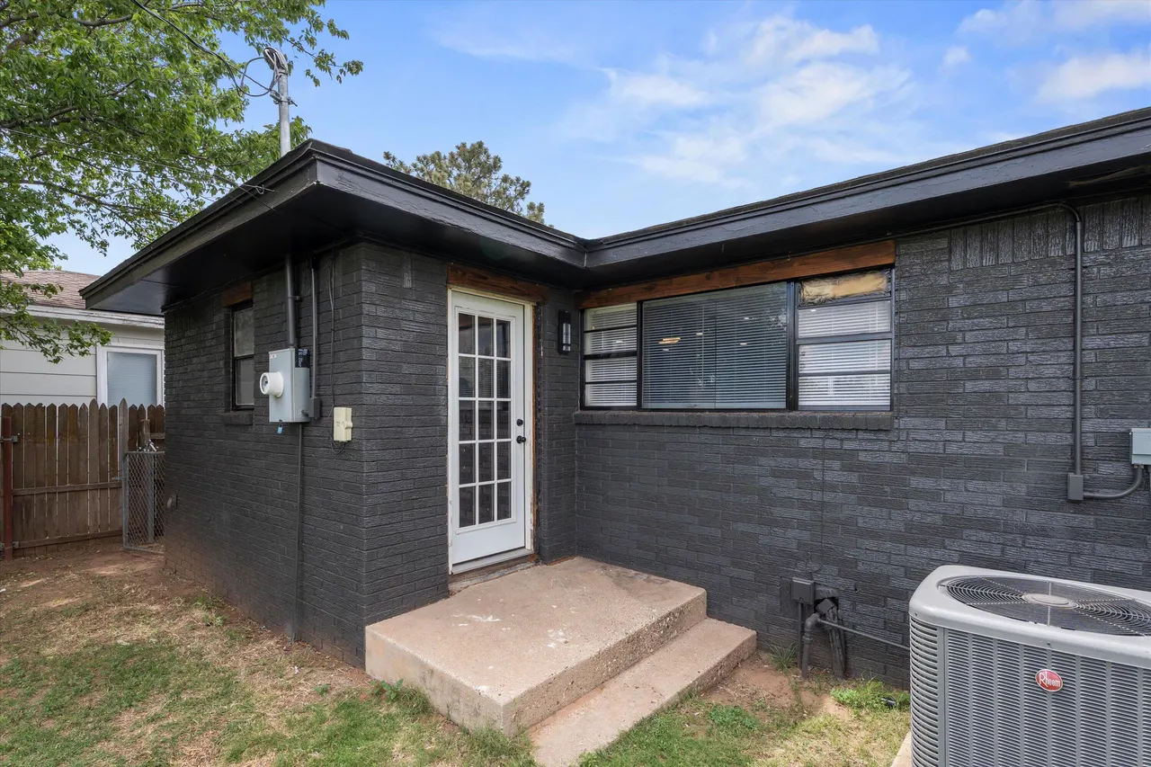 Photo 20 — 405 W 5th Street, Hale Center, TX 79041