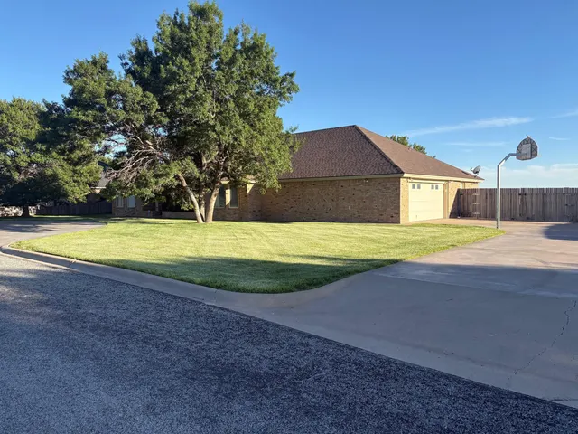 Photo 2 — 1419 W Avenue J, Muleshoe, TX 79347