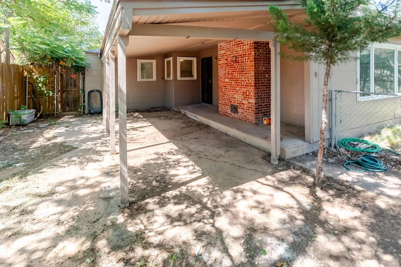 Photo 2 — 2421 32nd Street, Lubbock, TX 79411