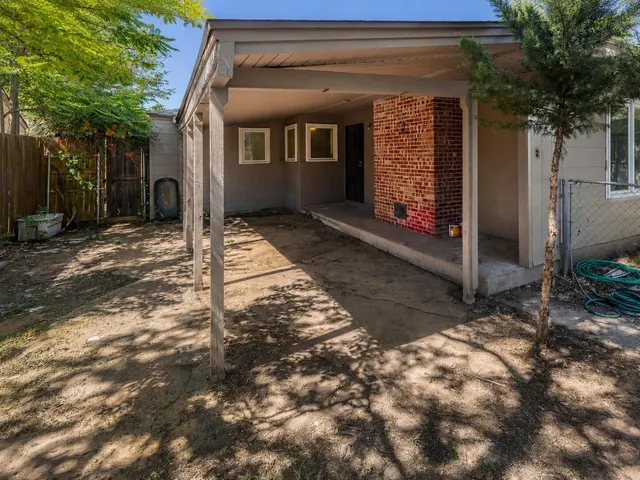 Photo 3 — 2421 32nd Street, Lubbock, TX 79411