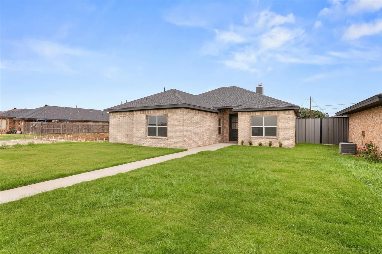 Photo 2 — 619 Holly Street, Levelland, TX 79336