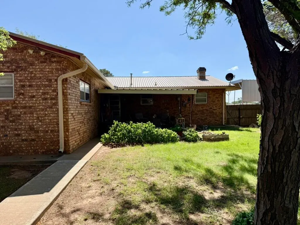 Photo 2 — 304 S Ivy Avenue, Crosbyton, TX 79322
