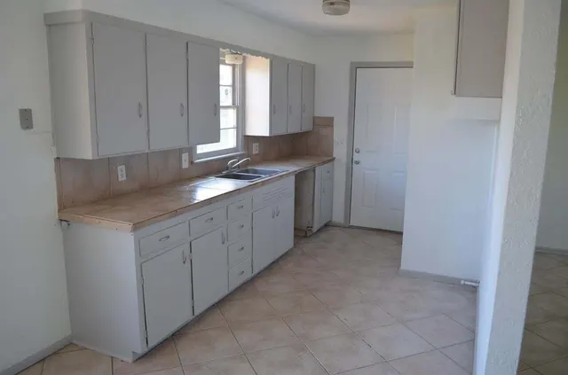 Photo 2 — 2018 E 28th Street, Lubbock, TX 79404