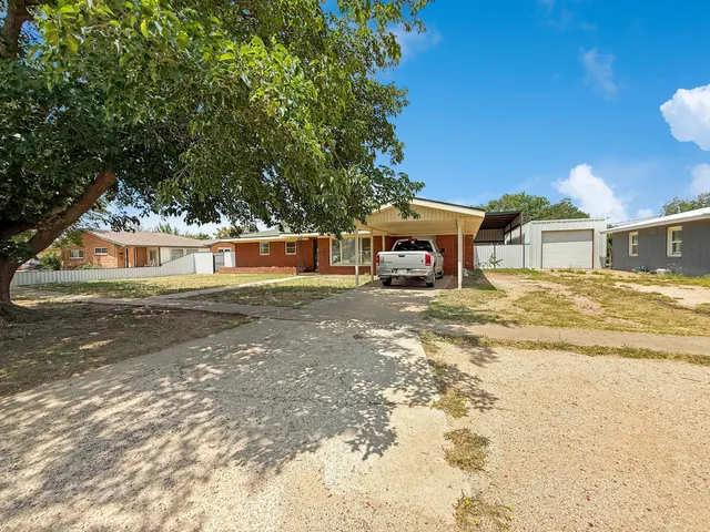Photo 2 — 504 SW 13th Street, Seminole, TX 79360