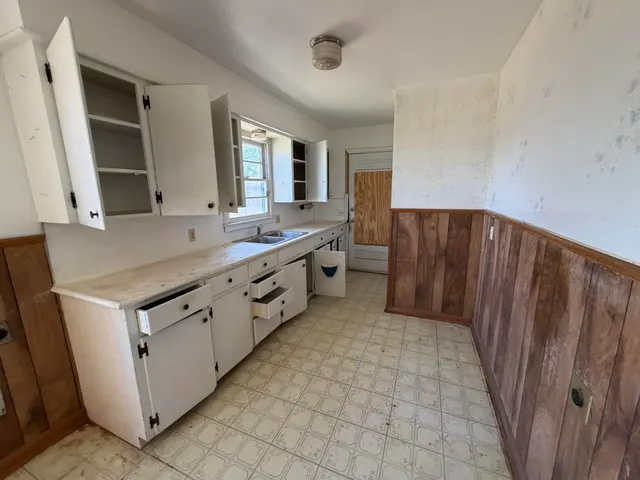 Photo 2 — 203 53rd Street, Lubbock, TX 79404