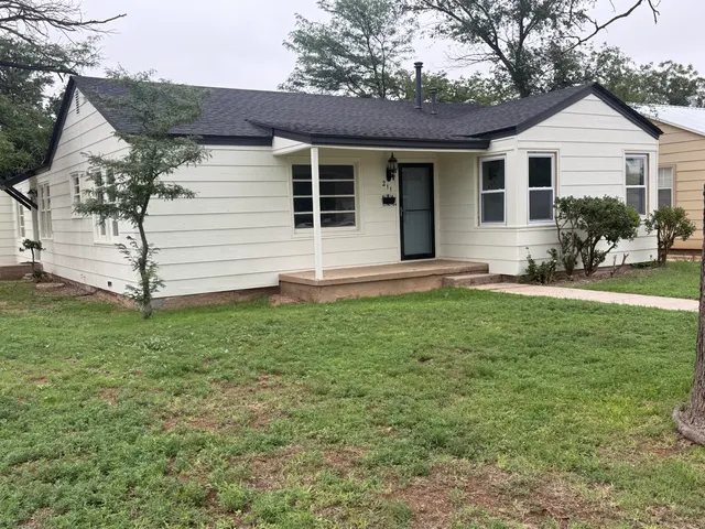 Front exterior — 211 11th Street, Levelland, TX 79336