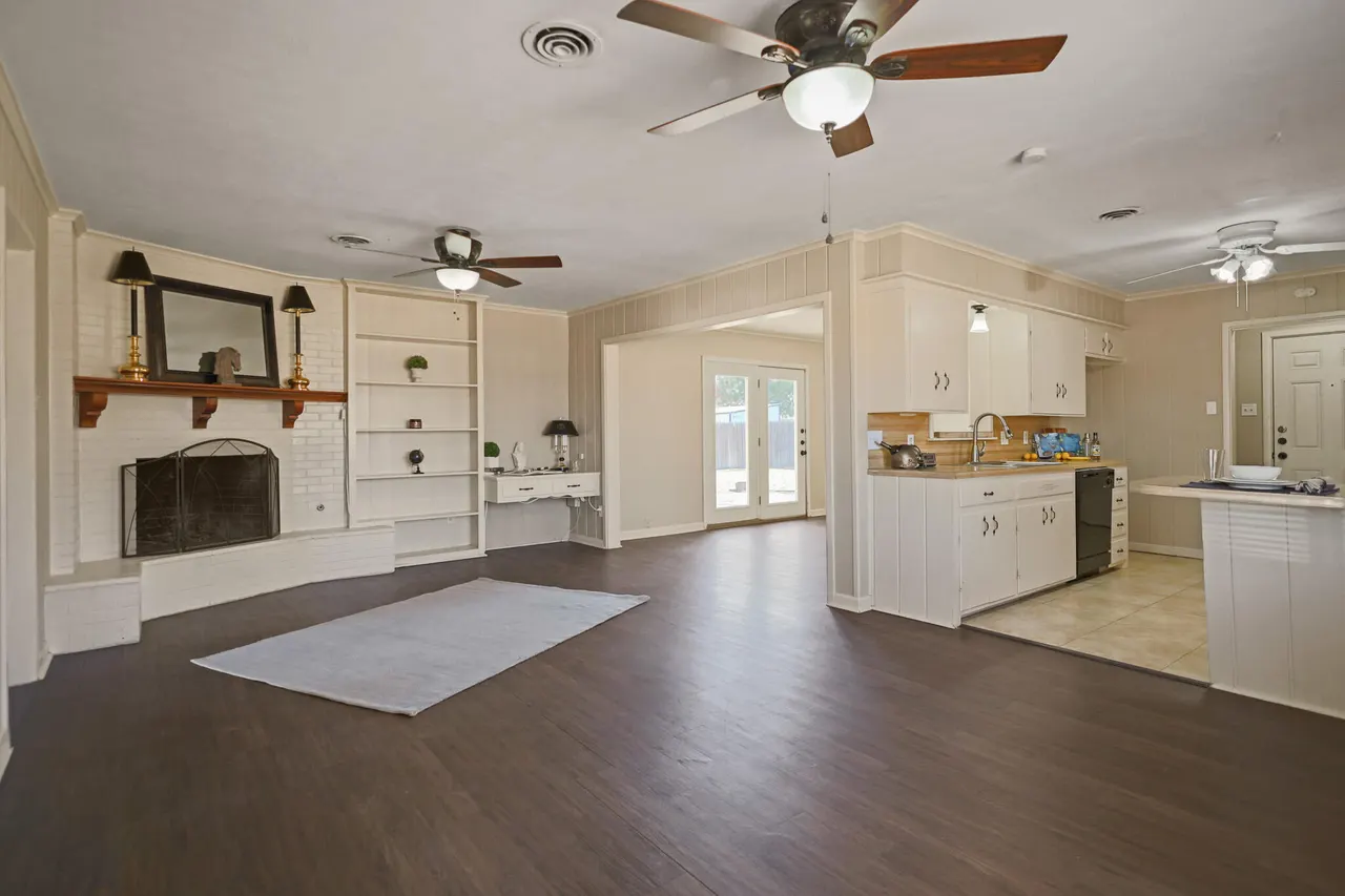 Photo 11 — 5327 31st Street, Lubbock, TX 79407