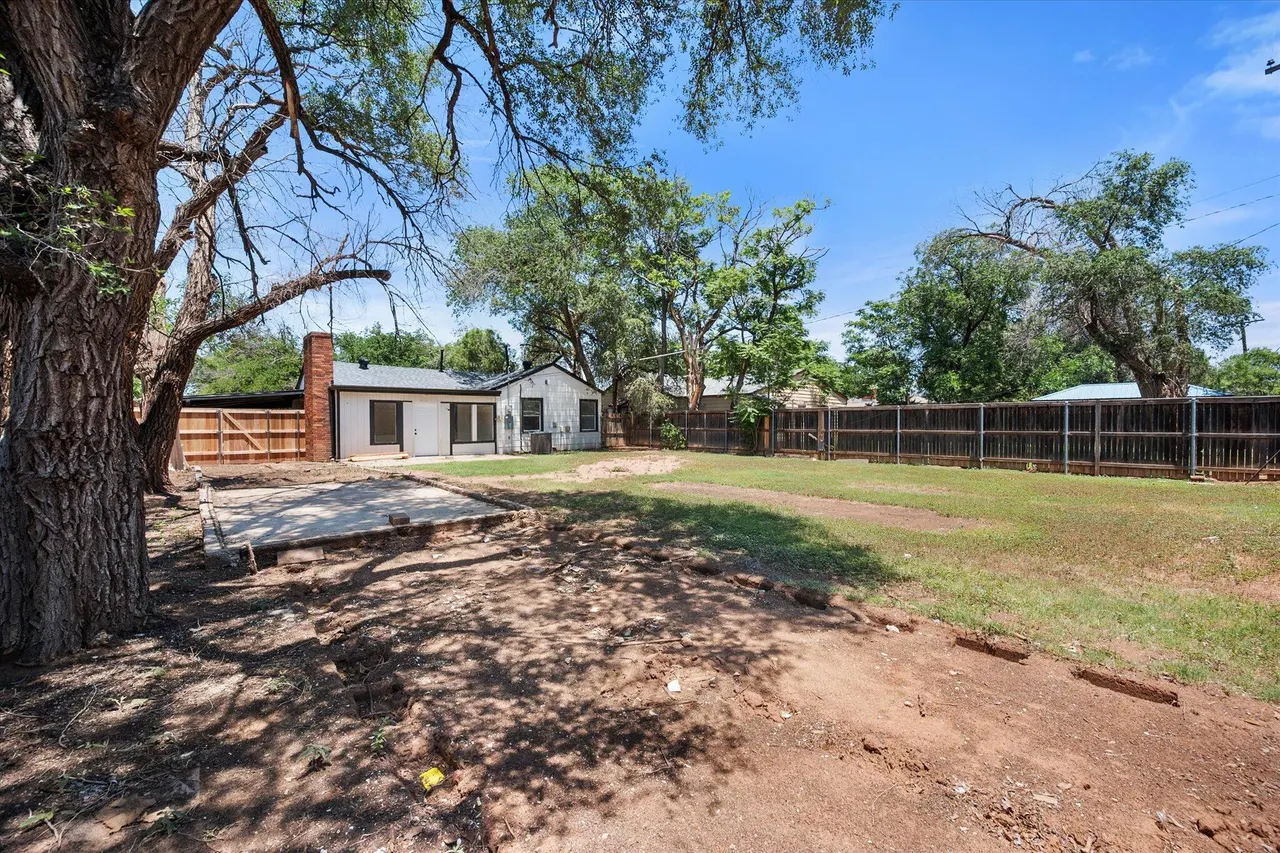 Photo 19 — 2425 32nd Street, Lubbock, TX 79411