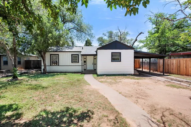 Photo 3 — 2425 32nd Street, Lubbock, TX 79411